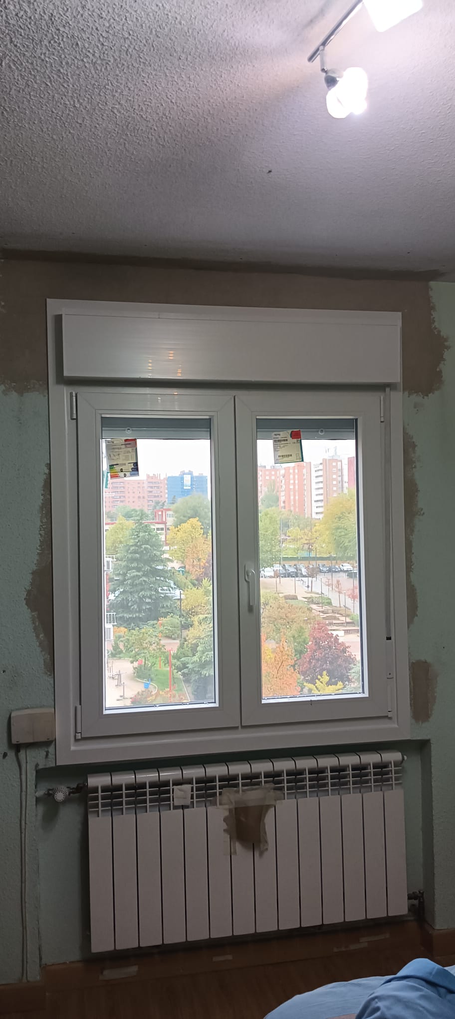 VENTANAS VIVIENDA CON EMBOCADURA DE CHAPA POR LA PARTE EXTERIOR